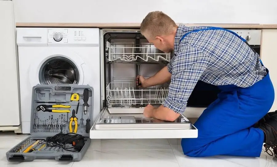 Haymana Hitachi servisi teknisyen ekibi beyaz eşya tamiri yaparken
